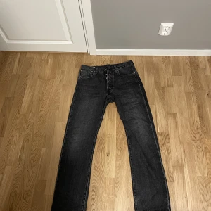 Levis 501 - Ett par schyssta Levis 501 i väldigt bra skick. Använda men försiktigt.  Mörkgrå färg. 32/32 