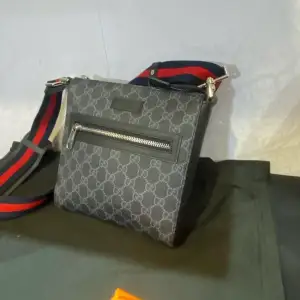 Gucci väska, använt 2-3 gånger, mitten kedjan är lite seg men funkar till 100%!( Går att prata ner priset)