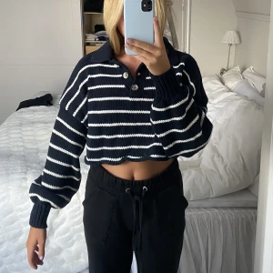 Tröja  - En randig stickad tröja från zara. Väldigt fin och i väldigt bra skick. Den är croppad samt har krage 
