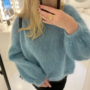 Stickad tröja  - Stickad tröja lik Amercian dreams tröjorna. Säljer pga kommer inte till användning. Köpt second hand så vet inte storlek pga finns ingen lapp men skulle säga att det är en S/M. Skriv för frågor❤️