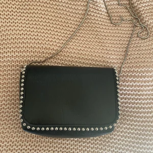 Väska  - Säljer då den inte kommer till användning. Använd ett fåtal gånger så i bra skick.🥰🤩