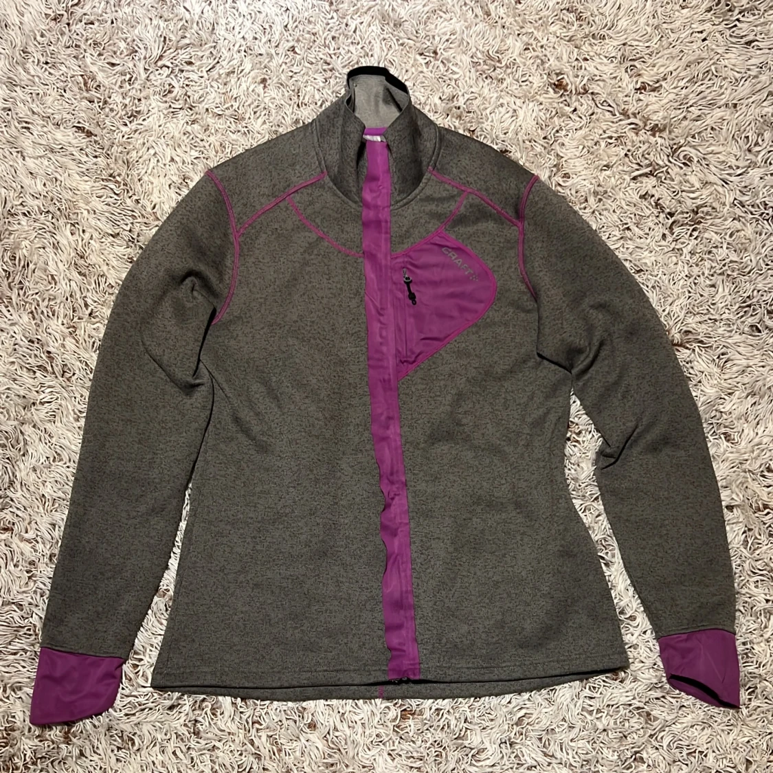 Grå tunn fleecejacka med lila detaljer från Craft