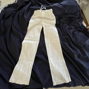 Linnebyxor - Adsgn linnebyxor, bra skick! De är bra i längden på mig 174, men har tyvärr blivit för små. Perfekta till sommaren!