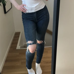 Skinny jeans - Jag säljer stretchiga skinny jeans med hål vid knäna. Helt okej skick. Jag säljer de då jag inte använder de längre. Skriv för att få fler bilder på detaljer etc😋även pris kan diskuteras!
