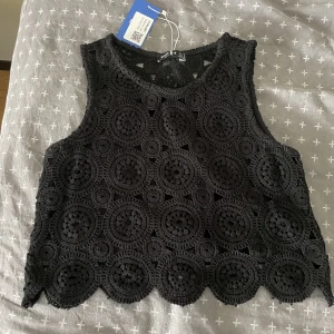 Stradivarius topp - Superfin topp jag köpt från Sellpy men passade tyvärr inte 😭 samma mönster bak och fram men den är öppen över ryggen 👌🏻👌🏻Toppen är i bra skick och jag har länk till shellpy om ni vill se vad de skriver. Tveka inte att höra av er om ni har funderingar! 🥰🤩