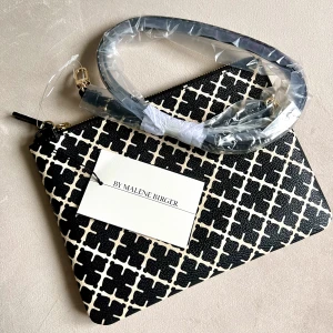 By Malene Birger ivy crossbody clutch väska - Säljer min super fina oanvända Ivy väska då den aldrig kommit till användning, föredrar mina andra färger 😊 Plast kvar på rem. Går att använda både med eller utan rem som är avtagbar, eller som en necessär i en större väska.  Säljs i butik för: 1100kr