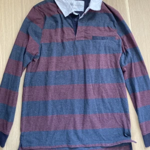 Rugby Tröja - En klassisk rugby tröja som har varit använd endast ett fåtal gånger! Nyskick