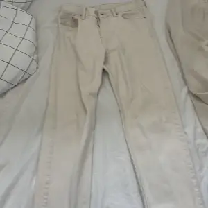 Ljusa jeans från H&M. Skick 8/10. Använder ej. Jag säljer för 50kr. Hoppas det lockar så här inför sommaren;)