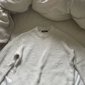 Stickad tröja - En superfin krämvit stickad tröja!