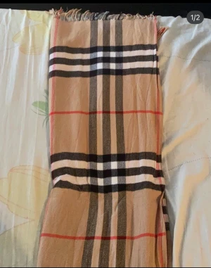 Burburry halsduk  - Hej säljer den fina burburry halsduken som inte används längre självklart äkta men har tvär inte kvitto 