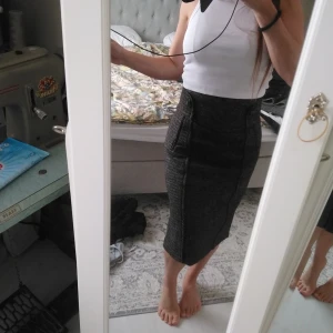 Kjol från zara  - En tjockare kjol från zara. Passar mest till hösten och vintern 