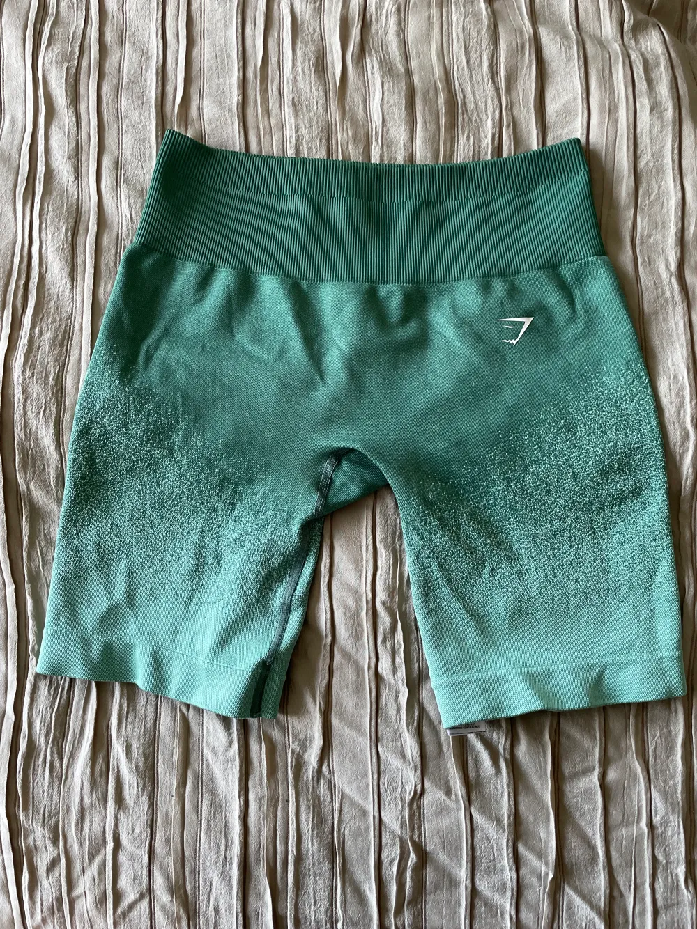 storlek S gröna träningshorts från gymshark . Shorts.