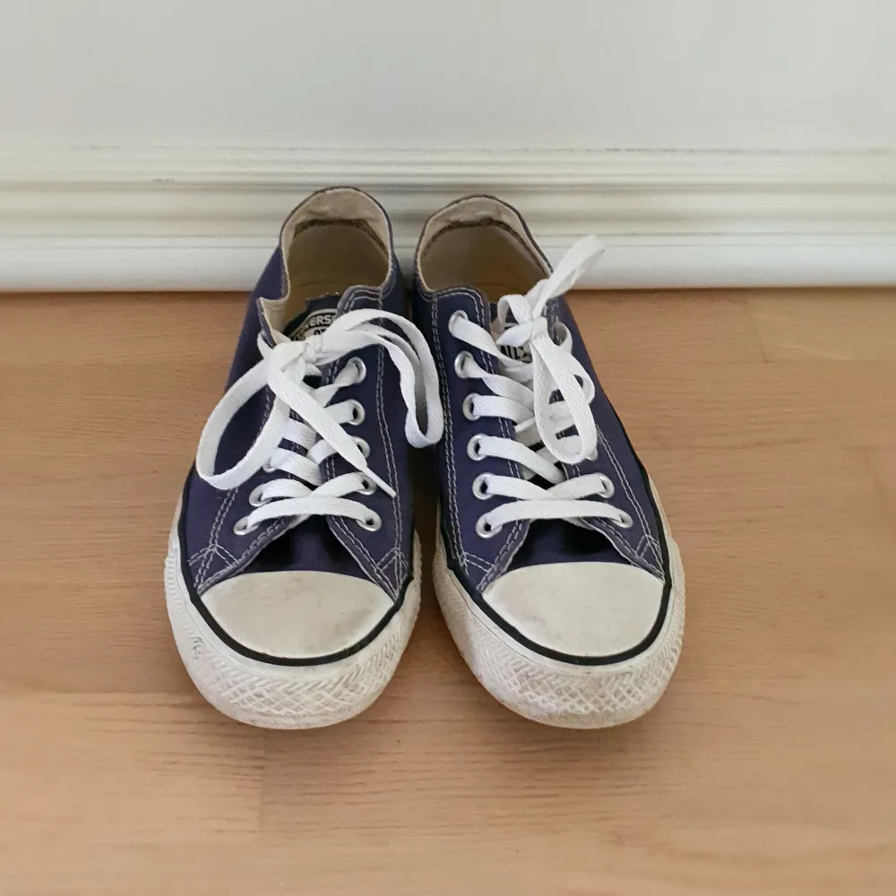 Blå korta Converse i storlek 38. Säljer då de blivit för små.. Skor.