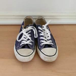 Blå korta Converse i storlek 38. Säljer då de blivit för små.