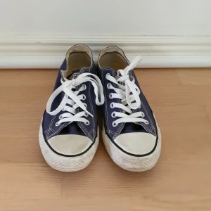 Blå korta Converse - Blå korta Converse i storlek 38. Säljer då de blivit för små.