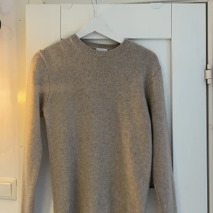 Tröja Kashmir/merino - Säljer denna fräscha tröja från John Henrik. Storlek small och fint skick, inga fläckar eller märken. Frakten står köparen för😄