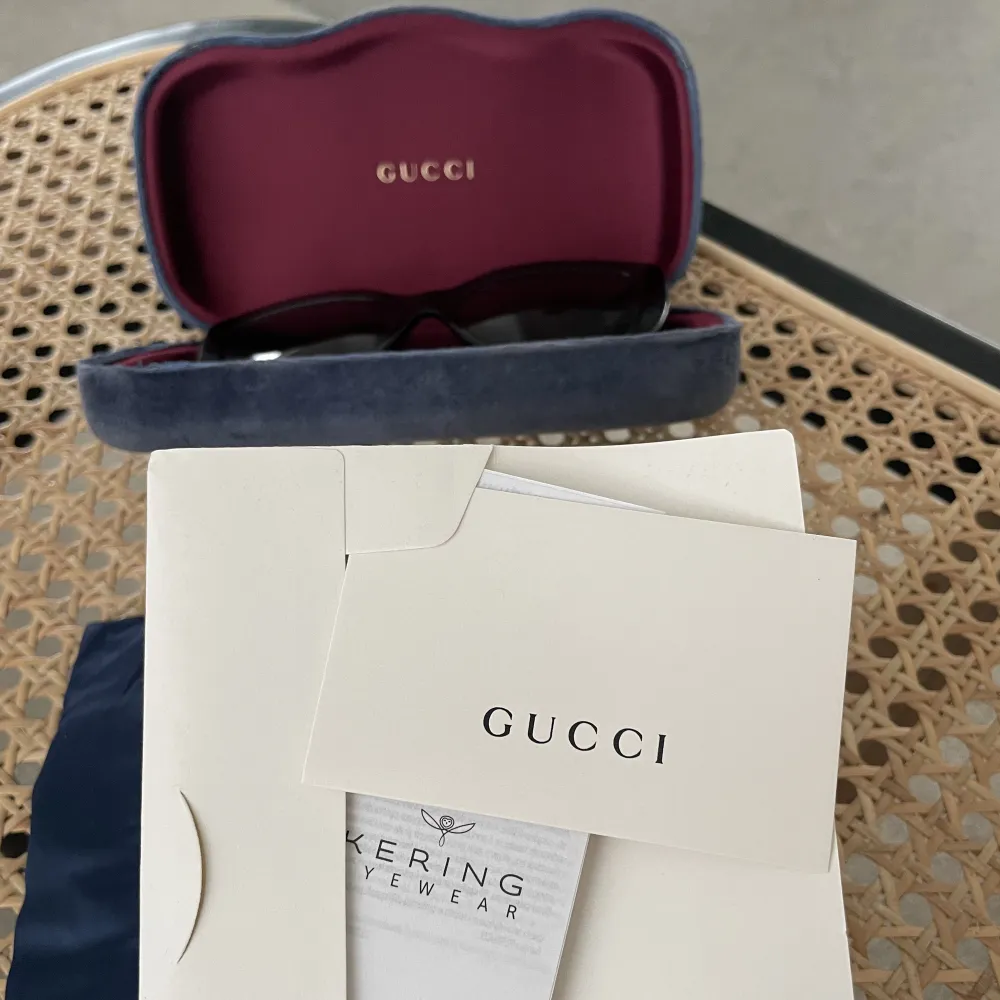 Släpper taget om mina Gucci solglasögon som inte kommer till användning…  Fick som gåva och har använts enstaka gånger. Inköpta för ca.2500kr.  Har har inte superbra koll på modellen, men äkthetsintyg medföljer! Skulle säga det är en ”cat-eye modell”.. Accessoarer.