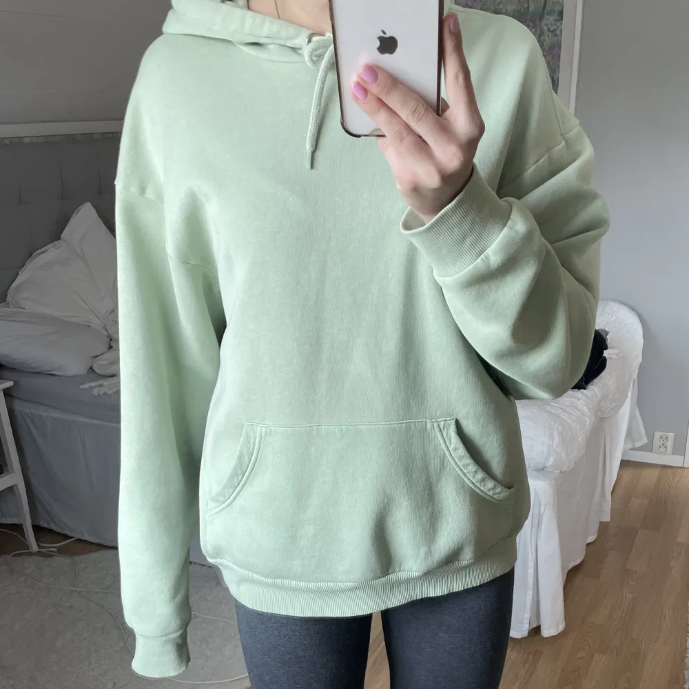 Säljer denna supermysiga hoodie då den inte kommer till användning längre. Superfint skick! Pistasch färgad💚. Hoodies.