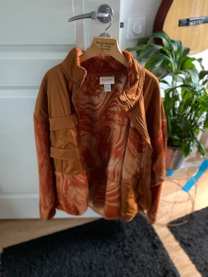 Jacka - Jacka från hm köpt för 400kr mitt pris 150kr. Använd en gång så skick 10/10. Perfekt för kalla sommarkvällar eller höst/vår