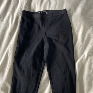 Calvin Klein Jeans - Oanvända Calvin Klein byxor i töjbart tyg. Jag är för lång för att ha dem men skulle nog passa på någon som är runt 173 eller kortare 