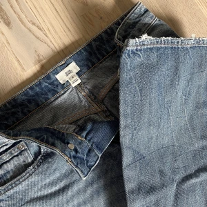 River Island jeans - Jeans från River Island med slitningar i en fin blå tvätt! Får tyvärr inte på mig dessa längre och endast använt dom 3-4 gånger. De är som nya. Storlek 8, skulle säga motsvarande 34.  