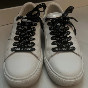 Zadig & Voltaire skor - Säljer mina zadig&voltaire skor som jag köpte för ett tag sedan men använt bara ungefär 3 gånger så dom är i praktiskt taget nya.Skriv gärna för fler bilder eller andra frågor💗Nypris: 2500 kr