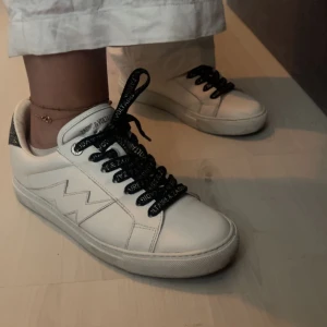 Zadig&voltaire skor - Hej! Säljer nu mina vita Zadig&voltaire skor då jag aldrig använder dem. Bara att skriva vid frågor. Köpte dessa för runt 2500.💞