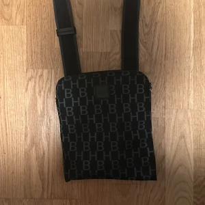 Hugo Boss axelväska - Köpt för 1400kr Aldrig använd 