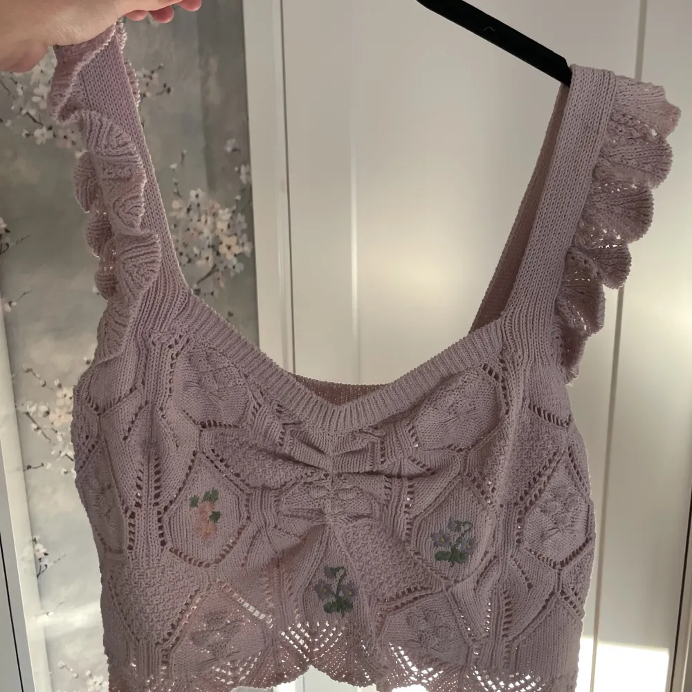 Såååå söt topp från zara i lila med blommor på💕 storlek M men passar allt från xs-m. Yläosat.