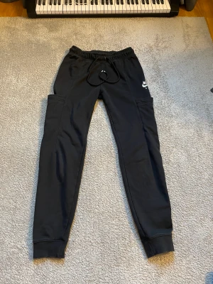 Nike air byxor  - Ett par sköna mjukisbyxor i mycket bra skick. 