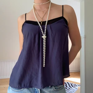 Mörkblått linne - Hur fint!?? Passar till både fest och vardag speciellt nu på sommaren och är enkelt att styla! ✨