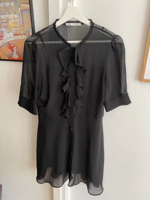 Kort klänning zara - ”Ytterklänningen” är i Chiffongtyp. En ”innerklänning” ingår med spagettiärm. Jag upplever den som normal i storleken.