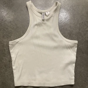 Kort linne/crop top - Ett kort vit linne jag köpt från hm, har inte kommit till användning. Hör gärna av dig innan köp 💕