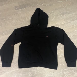HOV1 merch - Svart HOV1 kärleksbrev hoodie. Tröjan är i bra skick utvändigt, dock inte lika mjuk på insidan.