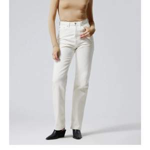 Weekday jeans i modellen Rowe. Sitter skitsnyggt!! Storlek 28/30 (sitter som S typ)💗Nypris 590