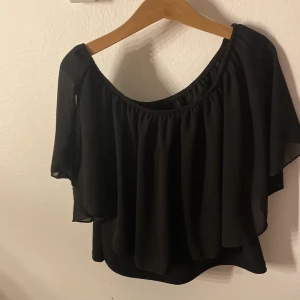 Säljer denna blus ❤️ ny pris 100 kr ! - Bra skick ! Tvättar innan !☺️