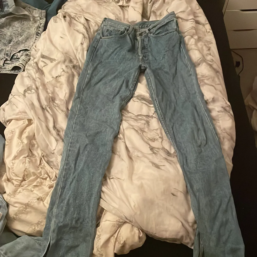 Säljer ett par ass snygga jeans som inte passar annars är dem ass snygga👍nypris var 499 . Jeans & Byxor.