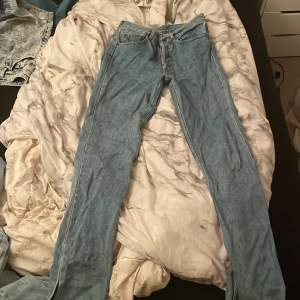 Säljer ett par ass snygga jeans som inte passar annars är dem ass snygga👍nypris var 499 