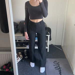 kostymbyxor - säljer dessa svarta stilrena kostymbyxorna! Är highwaisted och köpta på pull&bear, knappt använda och är i bra skick:) kolla gärna min profil för massa mer 💓