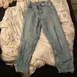 Monkl  - Säljer ett par monkl jeans som är pösiga och sitter inte tajt på benen. De är ass snygga 👍de vita är tandkräm 😂