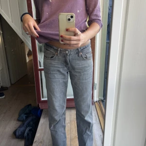 Weekday arrow jeans!💕🙏🏻 - Säljer mina jättesnygga weekday arrow jeans som jag endast använt en gång! Dock så har jag gjort ”tricket” för att förlänga de genom att ta upp stygnen längst ner. Gillar dock inte hur de passar mig o min kropp🥰🙏🏻