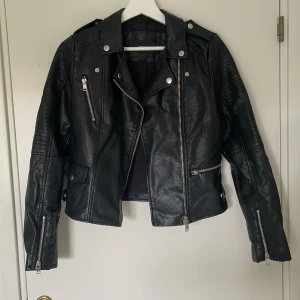 Snygg skinnjacka! - Skinnjacka i fakeskinn, använd ett fåtal gånger så fint skick! Storlek S men passar nog XS också då den känns något tajt för mig som brukar ha S💖