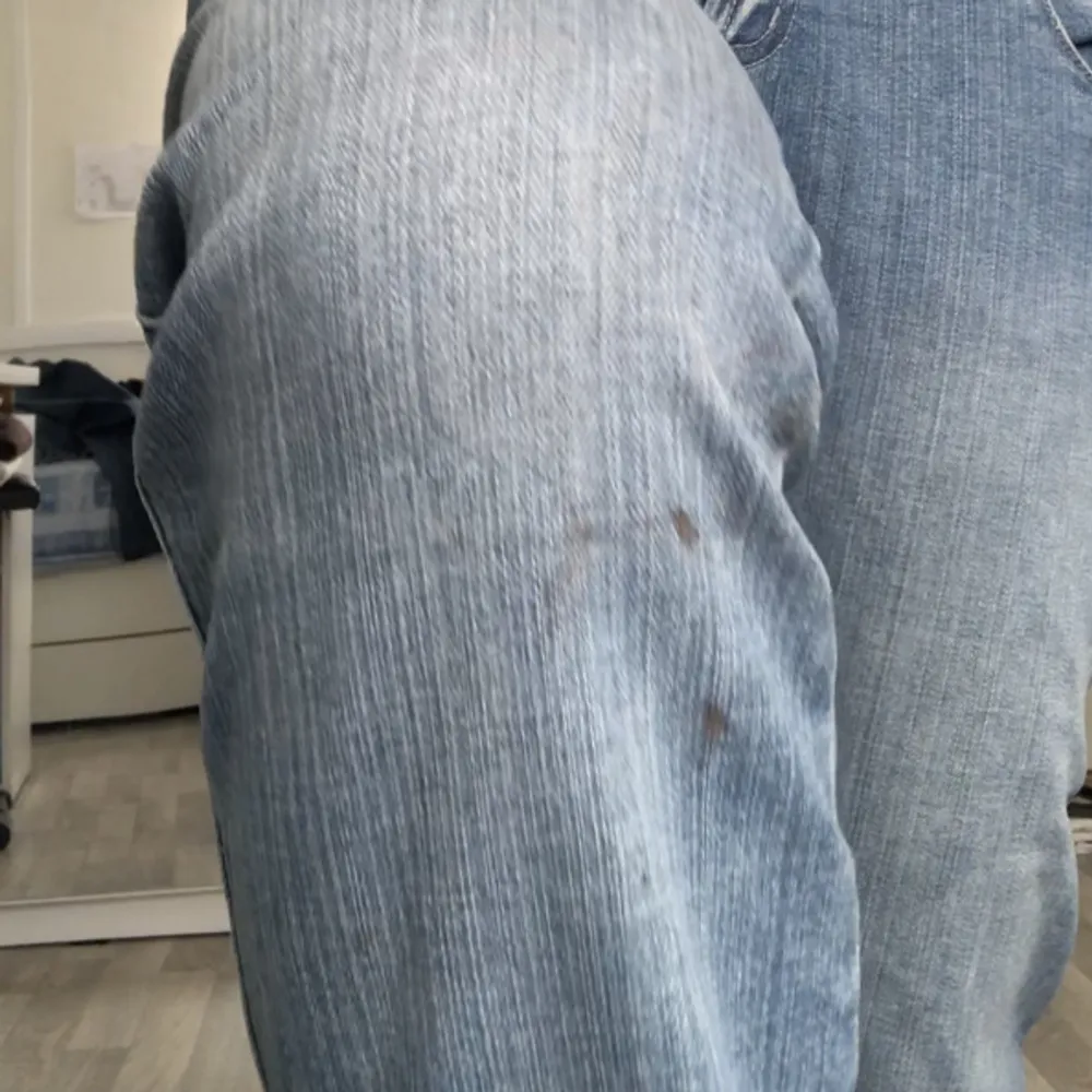 vintage ICHI JEANS. Super fina, finns ett litet märke vid knäet. ( kanske går det att tvätta bort) . Innebenslängd: 77cm, midjemått rakt över 37cm. För referens är jag 160cm. . Farkut & Housut.