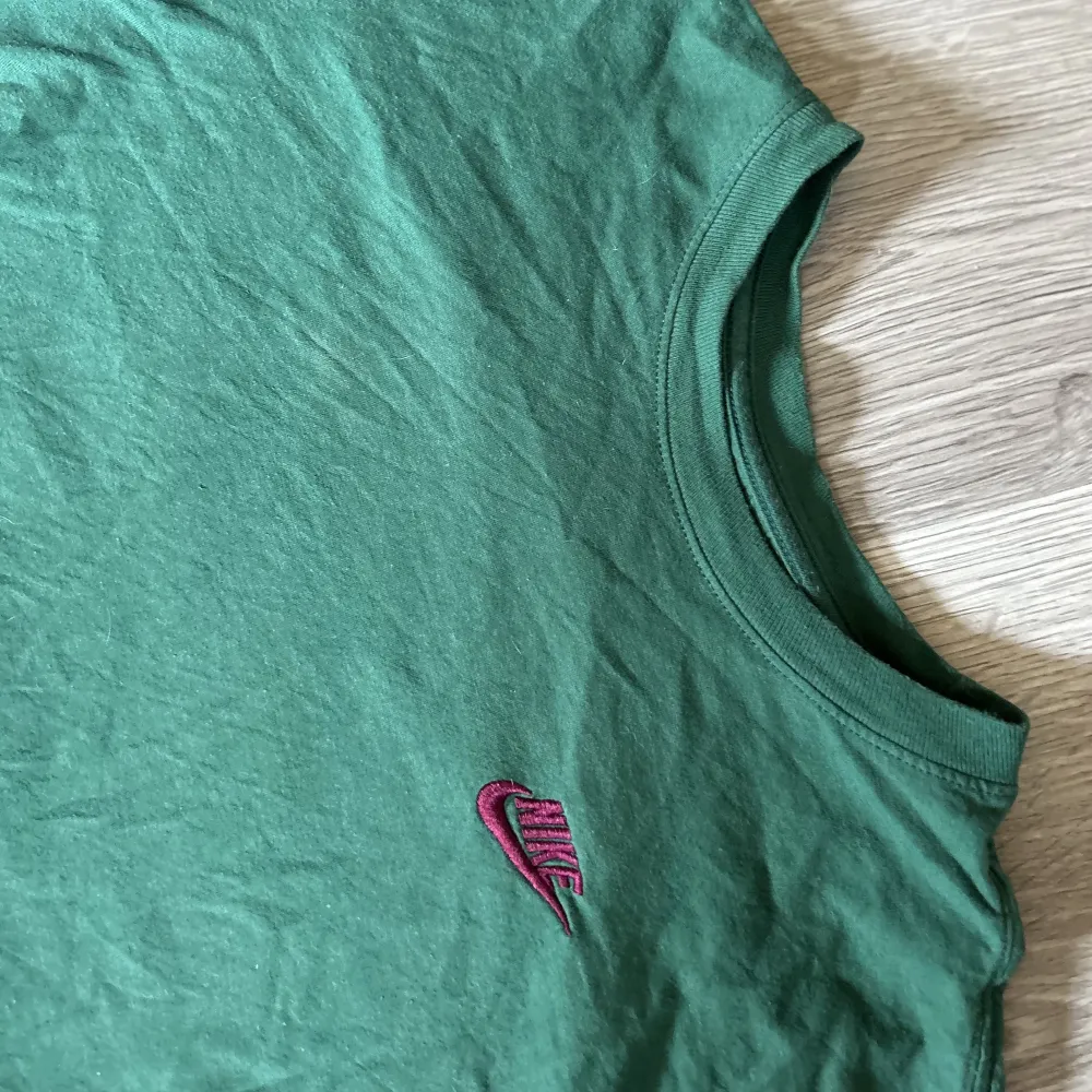 Fin tshirt från Nike! Små ljusa fläckar på höger bröst. 🩵 köp via köp nu! Gratis frakt i 7 dagar 🩵. T-shirts.