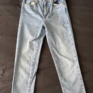 Ett par ljus blåa levis jeans i modell mile High super skinny. Jeansen är köpta för 1099kr i Levis butiken och är använda fåtal gånger 💙 storlek: w26 L30
