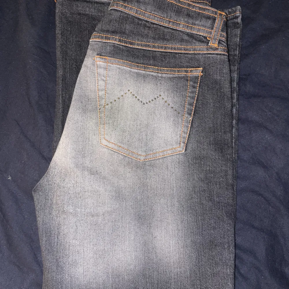 Svarta utsvängda jeans, Midjemåttet är 37 cm rakt över och innerbenslängden är 83 cm. Jeans & Byxor.
