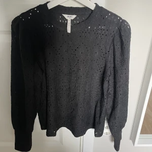 Fin svart tröja från object  - Säljer min svarthåliga tröja från object i storlek xs då den inte kommer till användning längre🖤den är i väldigt fint skick, och är använd Max 5 gånger🌟🌟