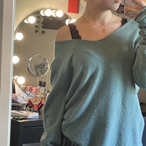 Stickad tröja  - En så fin stickad tröja! Så skön och en så härlig färg. Prefekt till hösten och vintern i storlek L. Tryck på köp nu eller kontakta mig vid frågor/sammfrakt !🌸