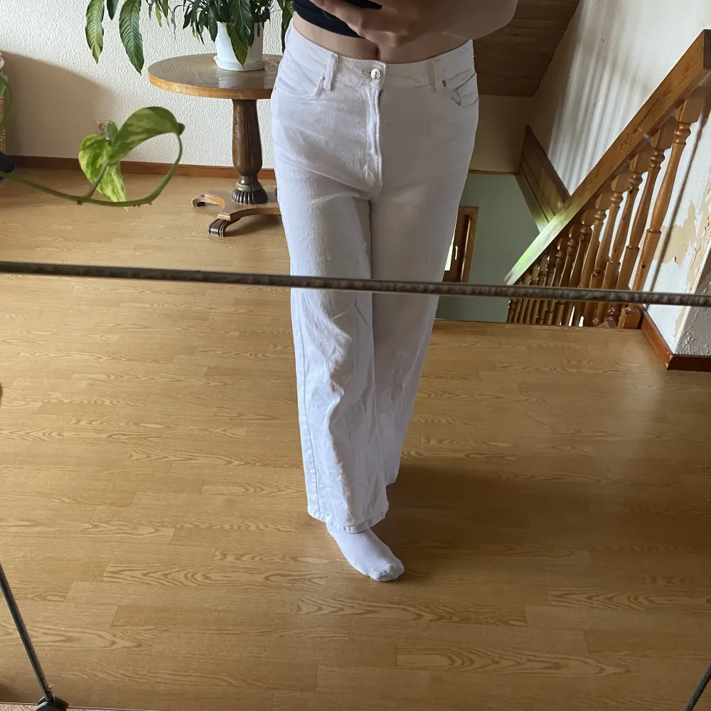 Jättefina vita jeans med lite utsvänga ben från hm i storlek 40, aldrig använda eftersom att dom är för stora  för mig. 💕. Jeans & Byxor.