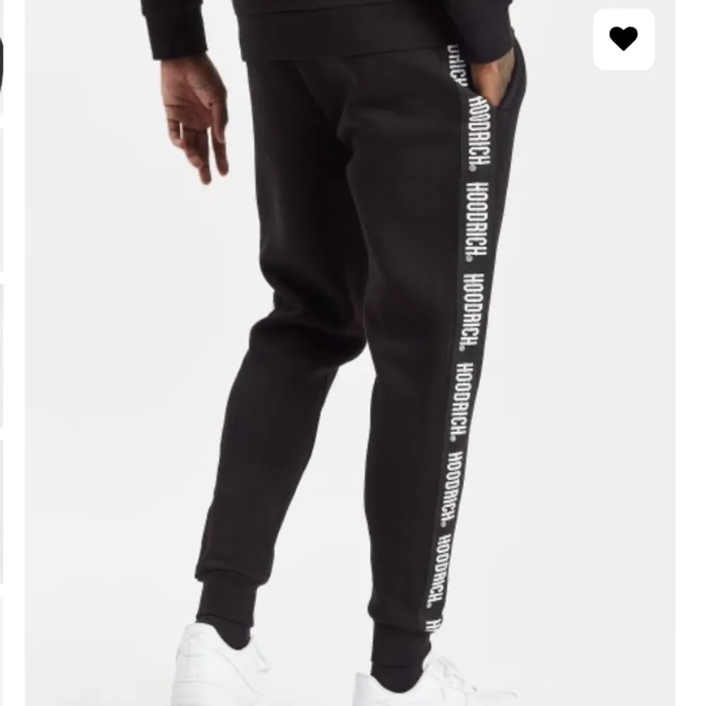 Säljer hoodrich byxor i storlek M. Dom är helt oanvända. Köpta för 649kr,  Pris går att diskutera.. Jeans & Byxor.